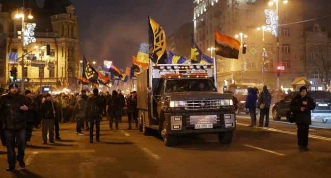 В Киеве проходит факельное шествие в честь Бандеры, - подробности