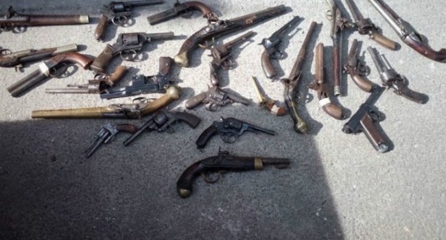 Экс-милиционер разворовал коллекцию раритетного оружия по заказу Януковича и Ко