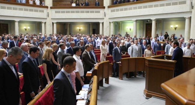 История дала нам шанс. Наш парламент, мягко говоря, не идеален, но этот парламент имеет 300 голосов проукраинских фракций, – нардеп