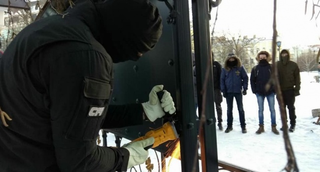В Киеве националисты демонтировали стенд часовни УПЦ МП