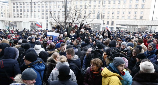 Блогер: в центре Москвы проходит акция протеста против Путина или в поддержку войны с Западом?