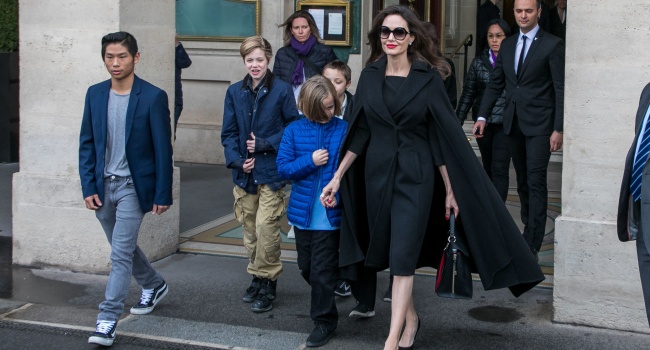 Чудесное преображение: похорошевшая Джоли вместе с детьми побывала в Лувре