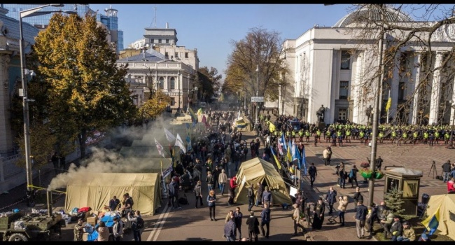 Активисты Киева потребовали убрать из улицы Грушевского палатки Саакашвили