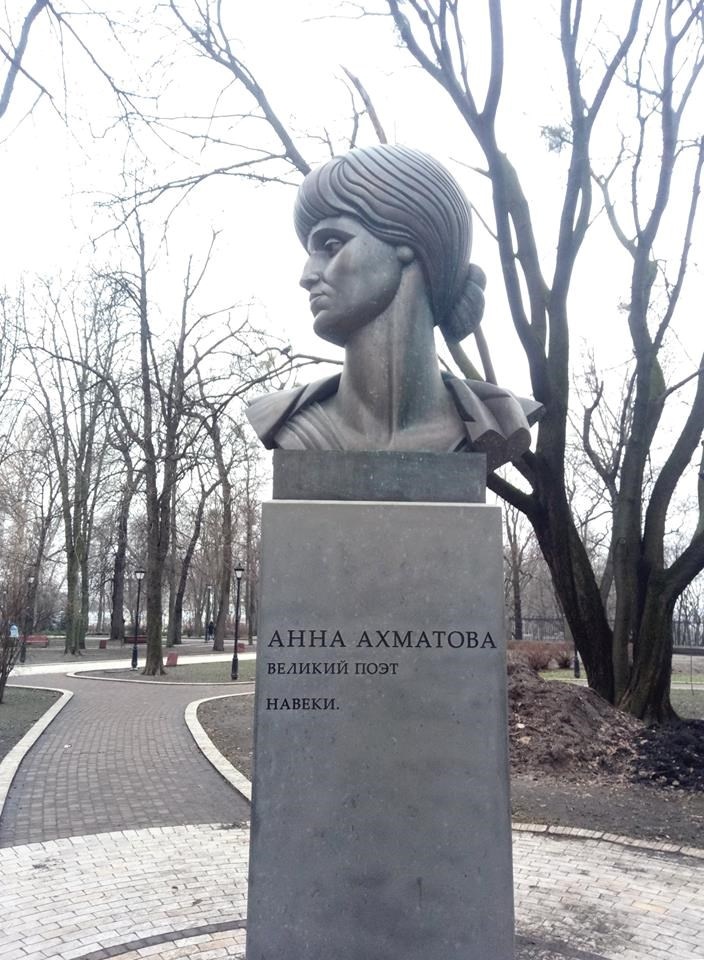 В Киеве телеканал «Интер» незаконно установил памятник Анне Ахматовой, - блогер