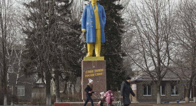 Декоммунизация в Украине практически завершена, - Вятрович