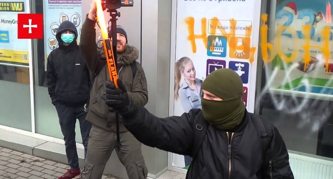 У Порошенко осудили и назвали «вандализмом» акцию националистов в Киеве