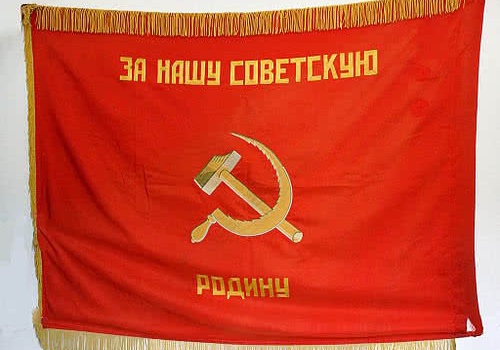 «За нашу советскую семью!»: на параде представители Нацгвардии маршировали с советскими флагами