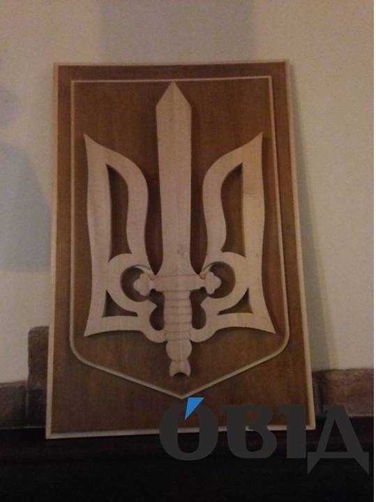 Мать поляка-вандала, выдворенного из Украины, восстановила за свои деньги уничтоженный герб