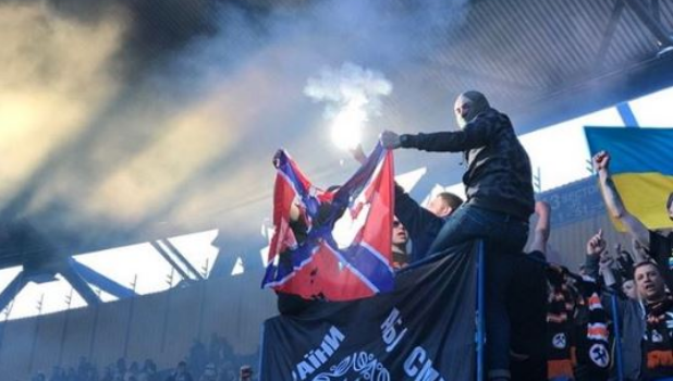 Долой «Новороссию»: во время матча с «Динамо», ультрас «Шахтера» сожгли флаг террористов Донбасса