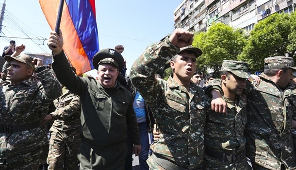 Военные поддержали протестующих в Ереване