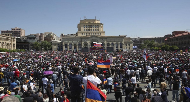 К протестам в Армении присоединились сотрудники аэропорта