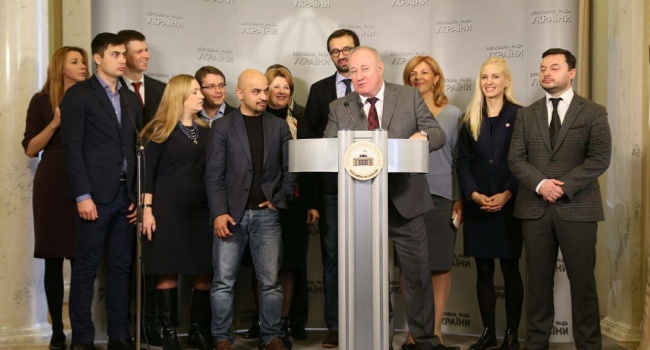 Партию Петра Порошенко массово покидают депутаты