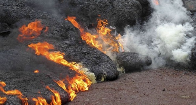 Вулкан на Гавайях стремительно уничтожает дома