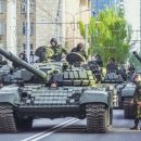 Украинским Донецком едут российские танки точь-в-точь такие же как на Красной площади в Москве