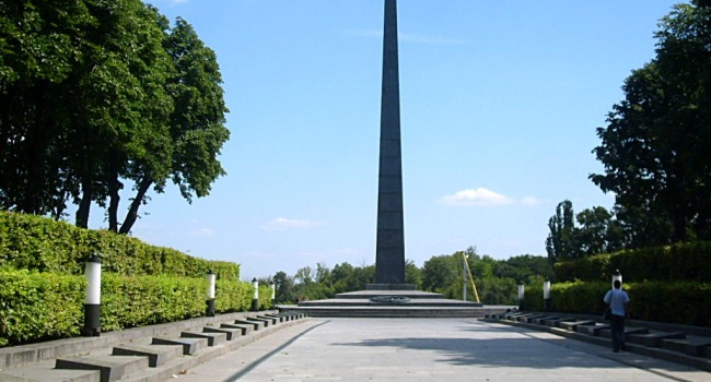 Историк: из 34 воинов, захоронены на киевском Мемориале Славы нет вопросов только к одной могиле