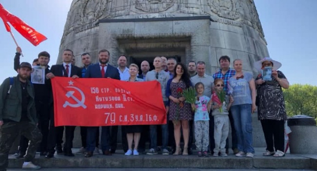 Добкин в Берлине развернул советский флаг и одел «с гордостью» георгиевскую ленту