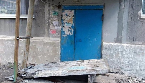 В Донецкой области на детей упала бетонная стена у подъезда многоэтажки