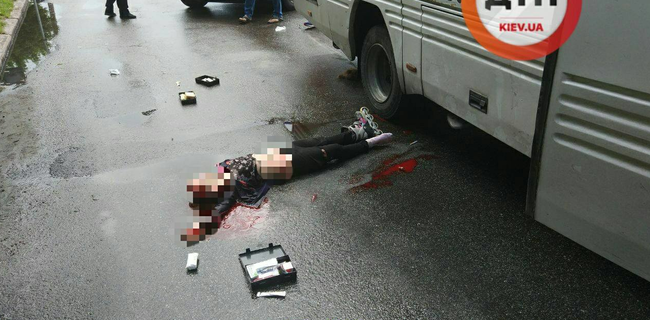 Смертельное ДТП в Борисполе: автобус сбил двух девочек на роликах на пешеходном переходе
