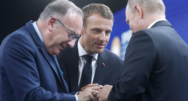 Политолог: Путин попросил у французов подарок – двуглавого петуха, не заметив, как он уже приехал