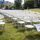 Возле российского посольства в Гааге родственники погибших рейса МН17 установили 298 пустых кресел