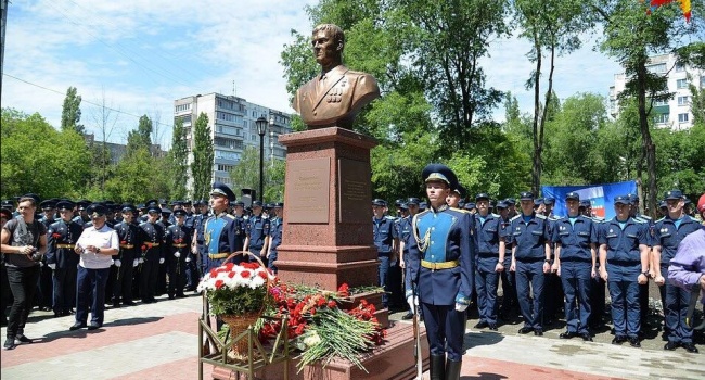 В Воронеже открыли памятник интернационал-террористу из российского контингента, убитому в начале февраля в Сирии