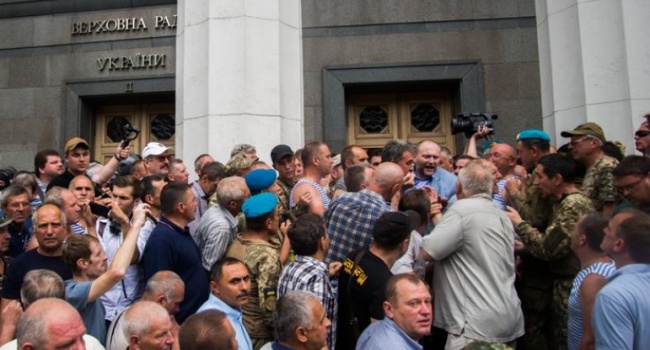 Блогер: «совки», которые вышли под Раду ничего не сделали для государства Украина, чтобы что-то требовать во время войны