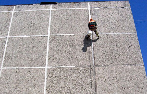 Герметизация панельных швов на высотных зданиях