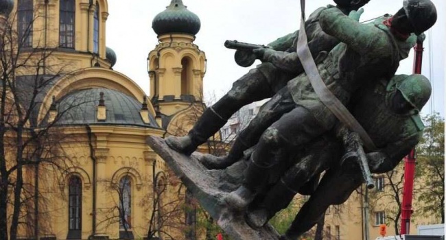 Блогер: 17 сентября 1939-го СССР начал «освобождать» Польшу, а сегодня неблагодарные поляки сносят памятники советским солдатам