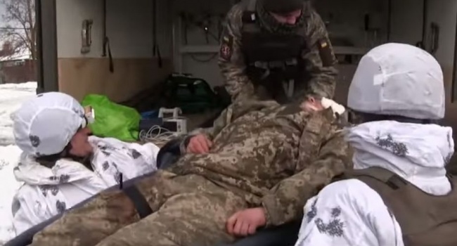 Террористы убили 46 медиков на Донбассе, - Порошенко