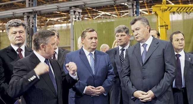 Журналисты: банк Порошенко отмывал миллиарды сына Януковича