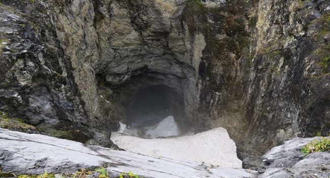 На территории Канады обнаружили гигантскую пещеру