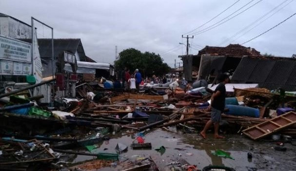 Число жертв страшного цунами в Индонезии увеличивается