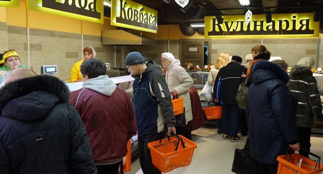 Политолог: на кассах в супермаркетах очереди, в ресторанах все столики заняты, но «NewsOne» лучше знать – в стране обнищание