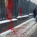В Одессе активисты облили краской консульство России
