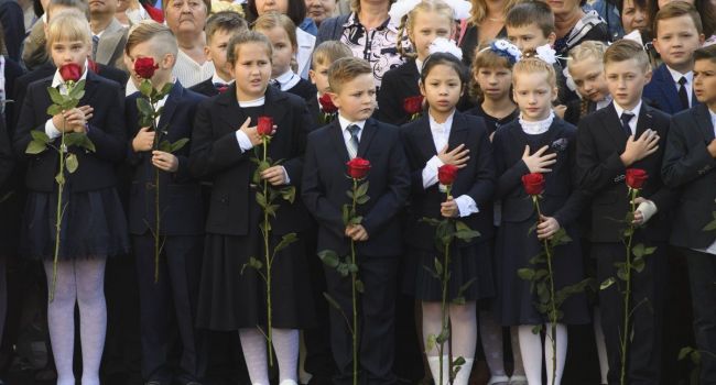 Школьной формы в Украине больше не будет: Зеленский отменил указ Кучмы