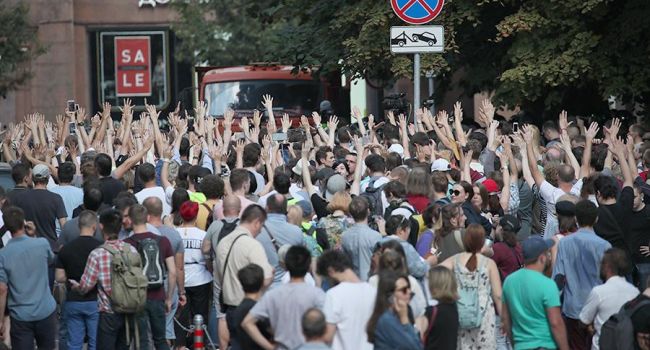 «Путин – ху*ло!»: на массовом митинге в Москве россияне «опустили» Путина «ниже плинтуса»