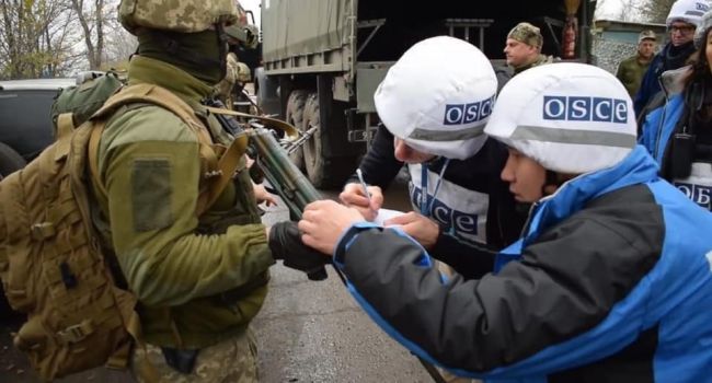 Аналитик: на фото ОБСЕ переписывает номера оружия украинских военных, на украинской земле – это ваш выбор украинцы