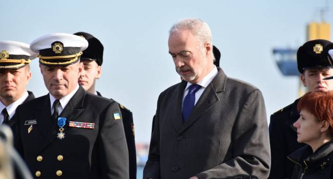 Эммануэль Макрон наградил адмирала Воронченко орденом Франции «За заслуги»