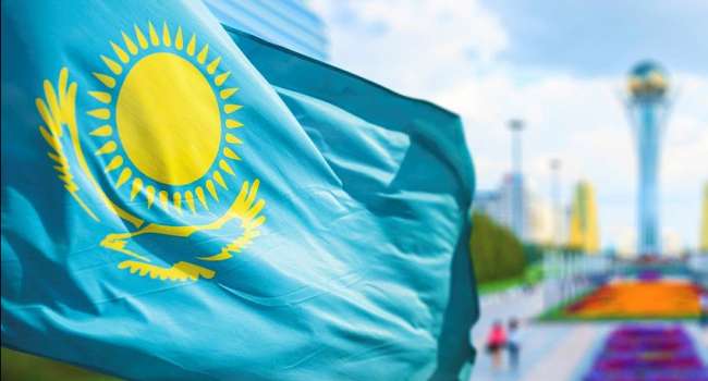 «Жгут, бьют и стреляют»: В Казахстане в результате конфликта горит все село, а силовики не прибывают