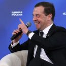 «Просил со слезами на глазах»: Медведев обратился к США с просьбой снять санкции с России