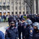 Бунт во Владикавказе: ОМОН и Росгвардия убегают от летящих со стороны активистов камней