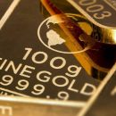 В мире стремительно растет цена на золото, покупаю самый дорогой металл килограммами: с чем это связано?