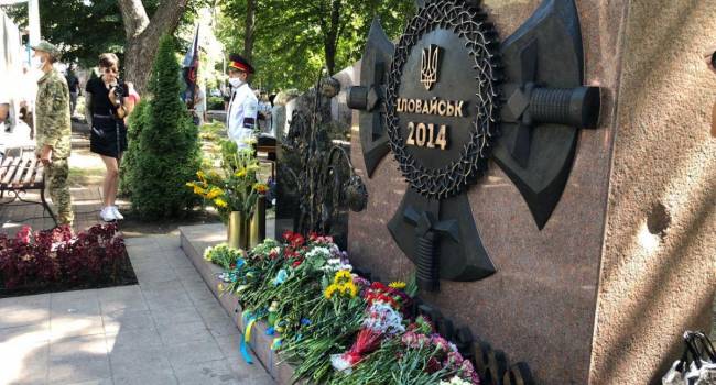 «Иловайский крест»: В Кривом Роге открыли памятник погибшим на Донбассе бойцам АТО