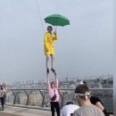 «Слуга народа» Верещук полетала над столицей с зеленым зонтом