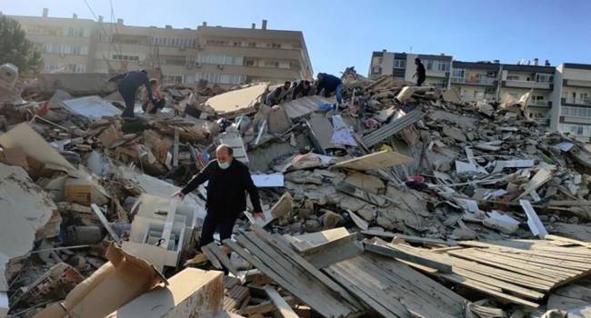 В Турции растет количество погибших в результате землетрясения людей