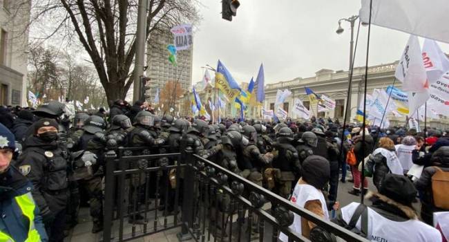 Дипломат: котел народного гнева в Украине постепенно нагревается. Крышку может сорвать в любой момент