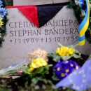 В Германии «отвратительные поддонки» поглумились над могилой Степана Бандеры – посол