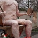 «Голый Путин» на золотом унитазе с ершиком в руках, туалетной бумагой и баллончиком «Новичка»: у посольства РФ в Чехии появилась необычная статуя