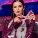«Богиня»: Настя Каменских позировала в мини-платье на красной дорожке музыкальной премии YUNA 2021