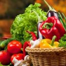 «Выведут лишнюю воду и помогут похудеть»: диетологи рассказали, почему нужно употреблять овощи